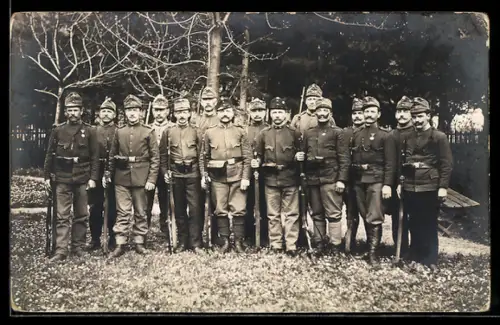 Foto-AK Gruppenaufnahme österreichische Infanteristen in Uniform mit Gewehr
