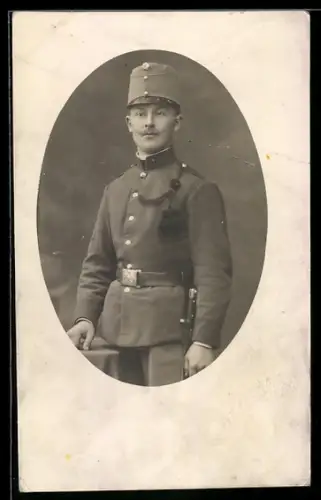 Foto-AK Österreichischer Soldat in Uniform mit Schützenschnur und Bajonett