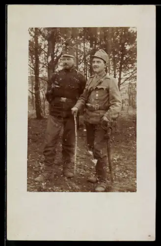 Foto-AK Österreichischer Korporal und Gefreiter in einem Waldgebiet