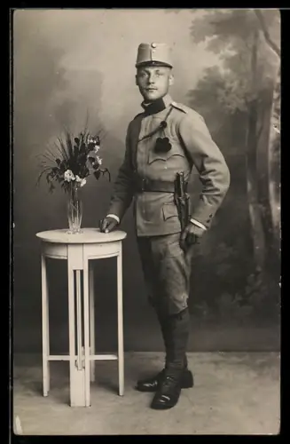 Foto-AK Österreichischer Soldat in Uniform mit Schützenschnur mit Bajonett