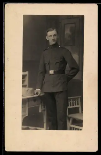 Foto-AK Österreichischer Soldat in Uniform mit Kappe