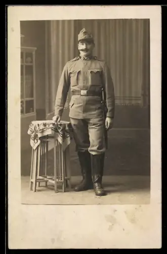 Foto-AK Österreichischer Zugsführer in Uniform mit Bajonett