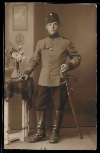 AK Österreichischer Soldat in Uniform mit Säbel und Tätigkeitsabzeichen