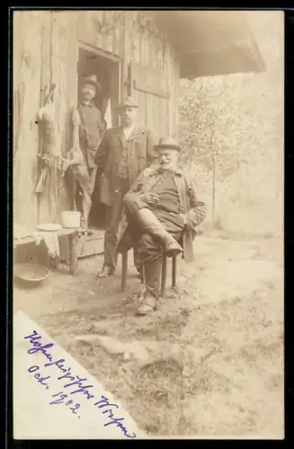 AK Drei Jäger vor dem Holzhaus