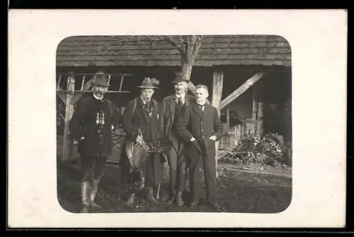 Foto-AK Vier Jäger mit erlegtem Wild