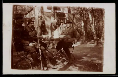 Foto-AK Jäger mit Gewehr am Gartentisch