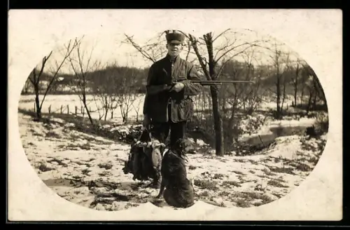 Foto-AK Jäger mit Gewehr und Hund im Winter