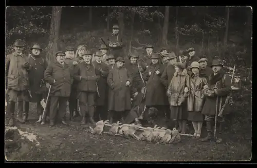 Foto-AK Jäger mit erlegten Hasen im Wald