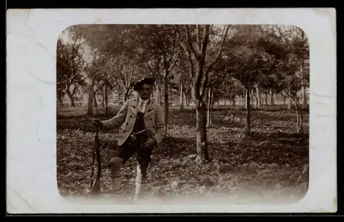 Foto-AK Jäger mit Gewehr auf einer Wiese
