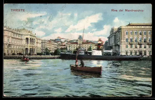 AK Trieste, Riva del Mandracchio, Blick vom Wasser aus mit Ruderboot und Dampfer