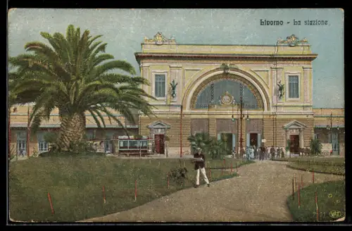 AK Livorno, La stazione, Bahnhof von der Anlage aus gesehen