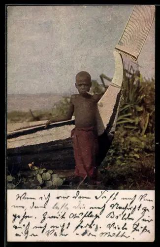 AK Neumecklenburg, afrikanischer Knabe mit Pfeife am Boot