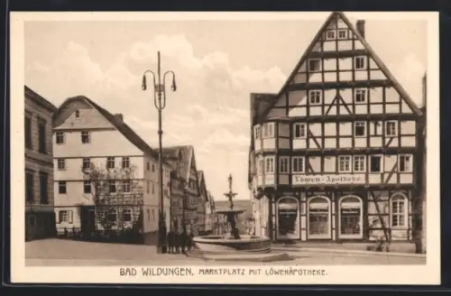 AK Bad Wildungen, Marktplatz mit Löwenapotheke und Brunnen