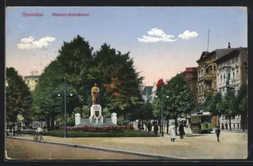 AK Berlin-Spandau, Strassenpartie mit Bismarckdenkmal und Strassenbahn