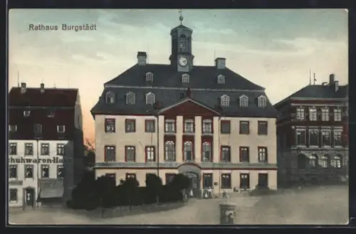 AK Burgstädt, Rathaus mit Strassenpartie
