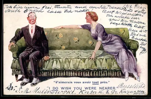 AK Frau lehnt sich auf einem Sofa einem elegant gekleideten Herrn entgegen, Liebespaar