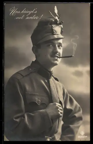 AK Österreichischer Soldat raucht Zigarillo