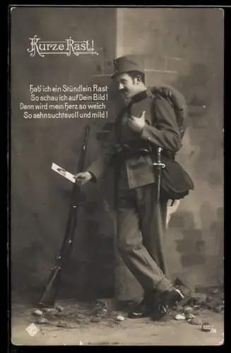 AK Österreichischer Soldat bei einer kurzen Rast