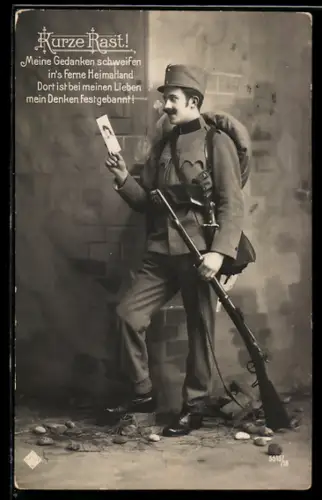 AK Österreichischer Soldat bei einer kurzen Rast