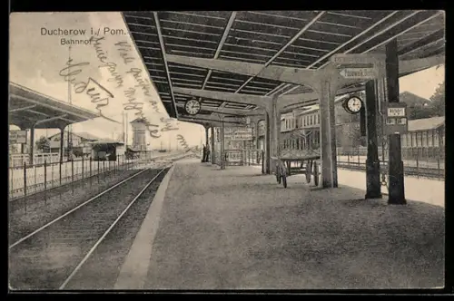 AK Ducherow i. Po., Bahnhof, Partie auf dem Bahnsteig