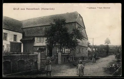 AK Hasselbach /Hunsrück, Gasthaus Adam Emmel mit Kindern