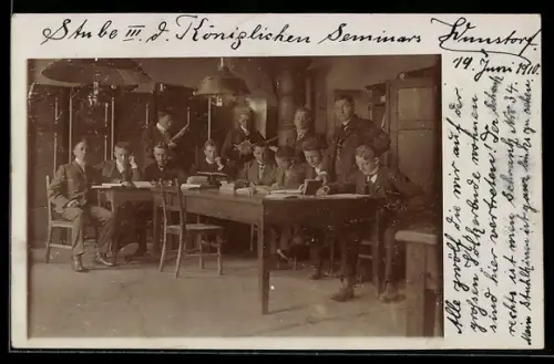 AK Wunstorf, Gruppe von Männern mit Instrumenten an Schreibtischen