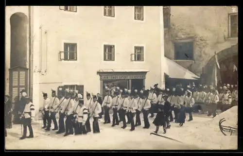 Foto-AK Berchtesgaden, Knappschafts-Fest vor der Metzgerei Haselberger