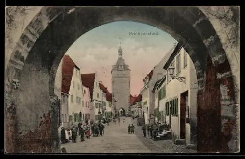 AK Prichsenstadt, Strassenpartie mit Torturm, durch einen Torbogen gesehen, Kindergruppe