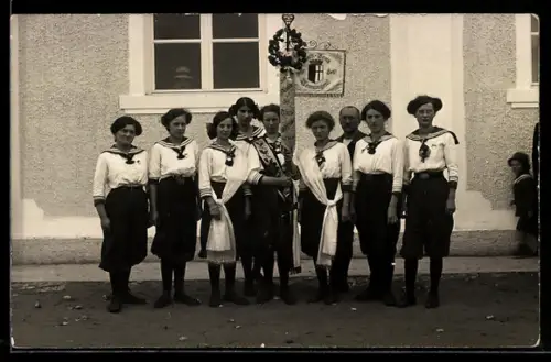Foto-AK Memmingen, Turnverein, Fahnenweihe 1909, Mädchengruppe mit Kranzstab u. Fahne