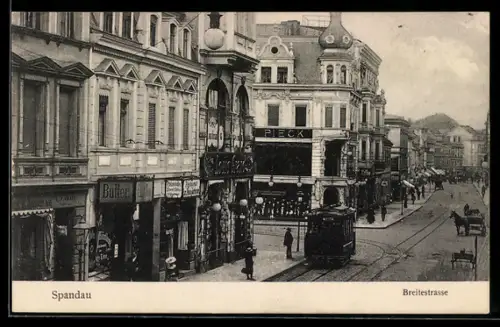 AK Berlin-Spandau, Breitestrasse mit Geschäften und Strassenbahn