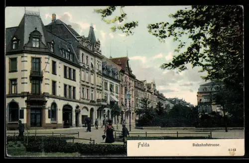 AK Fulda, Ansicht der Bahnhofstrasse mit Wohnhäusern