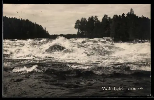 AK Vallinkoski, Stürmisches Gewässer mit Wald im Hintergrund