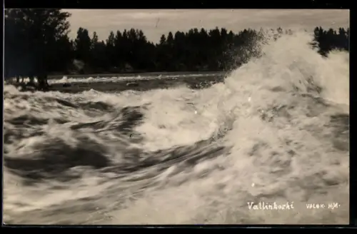AK Vallinkoski, Stürmisches Gewässer mit Wald im Hintergrund