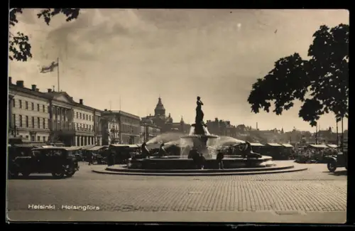 AK Helsinki / Helsingfors, Marktplatz mit Brunnen