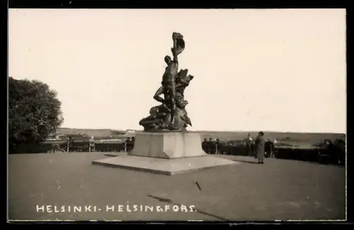 AK Helsinki, Statue mit in den Himmel gestrecktem Arm