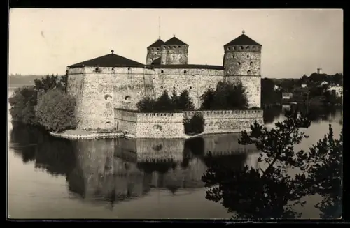 Foto-AK Savonlinna, Burg mit umgebendem Wasser