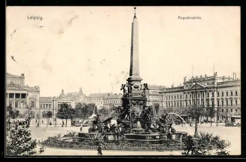 AK Leipzig, Augustusplatz mit Brunnen und umliegenden Gebäuden