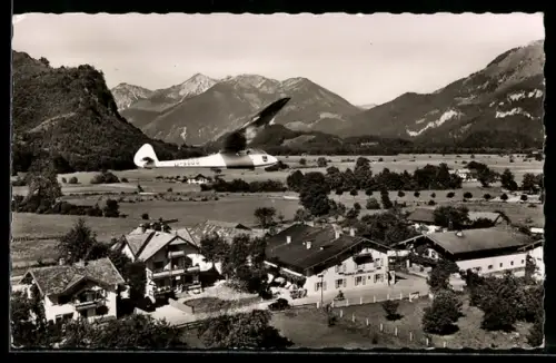 AK Unterwössen /Obb, Segelflugplatz mit Gebirgsblick