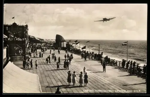 AK Westerland-Sylt, Promenade mit Flugzeug, Das Weltnordseebad