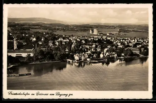 AK Friedrichshafen am Bodensee, Hafen, Zeppelinhalle, Ansicht vom Flugzeug