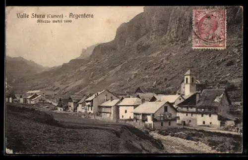 AK Argentera /Cuneo, Vista panoramica del villaggio con chiesa e montagne sullo sfondo