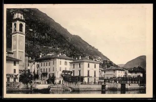 AK Laglio /Lago di Como, Vista del campanile e delle case lungo il lago