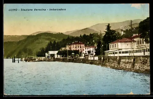AK Luino, Stazione Varesina, Imbarcadero con vista sul lago e montagne sullo sfondo