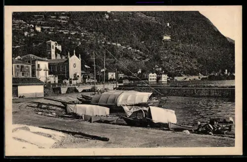 AK Argegno /Lago di Como, Vista del porto con barche tradizionali e chiesa sullo sfondo