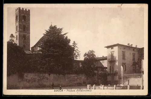 AK Lucca, Piazza Antelminelli con fontana e campanile sullo sfondo