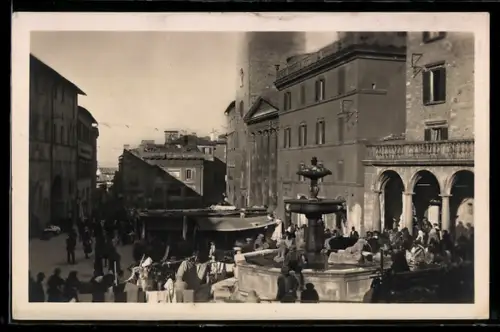 AK Assisi, La Piazza Vittorio Emanuele con folla e fontana animata