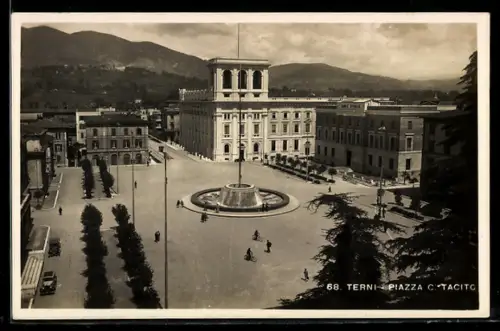 AK Terni, Piazza C. Tacito con fontana e vista panoramica