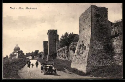 AK Todi, Mura Medioevali, Veduta delle antiche mura con auto d`epoca e passanti su strada sterrata