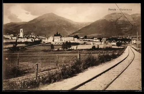 AK Norcia, Panorama con vista sui monti e linea ferroviaria in primo piano
