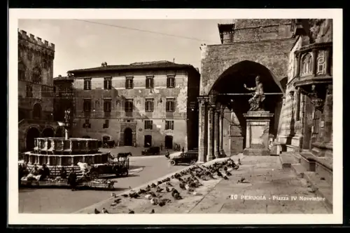 AK Perugia, Piazza IV Novembre con fontana e portico storico